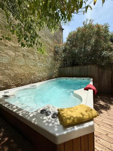 un jacuzzi avec une table et des lunettes de soleil à l'intérieur dans l'établissement La Maison de Sebea, à Bordeaux