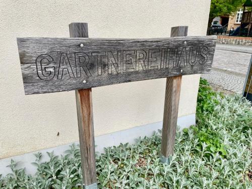 a wooden sign that reads gardenerships at Gärtnereihaus in Fürstlich Drehna - Spreewald in Luckau