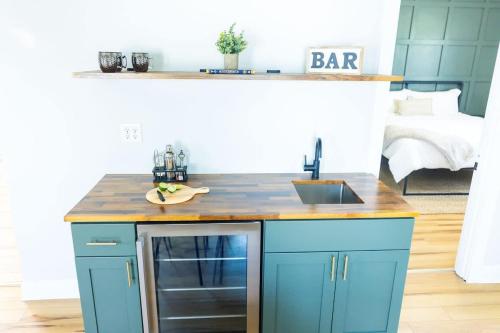 Dapur atau dapur kecil di Jennifer's Comfy & Stylish Broadway Escape