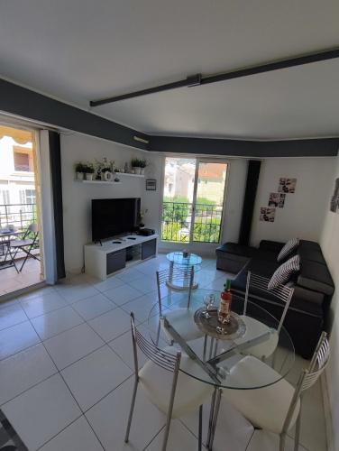 un salon avec une table et un canapé dans l'établissement Maison de la promenade, à Menton