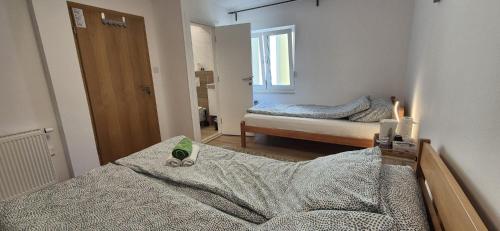 سرير أو أسرّة في غرفة في Apartments by Ernes City Hall Sarajevo