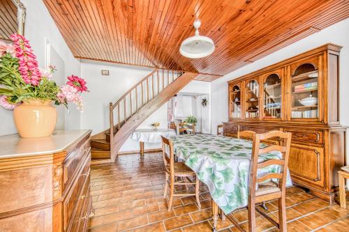 une salle à manger avec une table et des chaises dans l'établissement Maison Place de l'Eglise, à Vendays-Montalivet