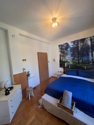 ein Schlafzimmer mit einem blauen Bett und einem großen Fenster in der Unterkunft Ciel apartment in Rhodos (Stadt)