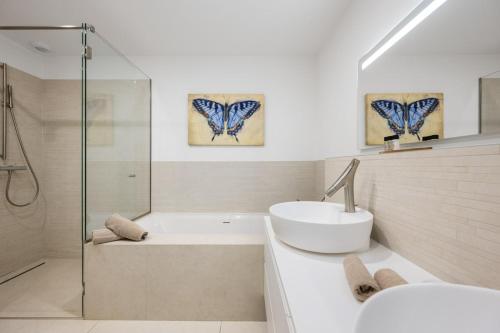 une salle de bain avec un lavabo, des toilettes et une douche dans l'établissement Villa Bélier, Pampelonne Beach, à Saint-Tropez