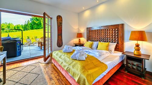 Una cama o camas en una habitación de Apartament Lola SPA z prywatnym Jacuzzi - najbliżej wyciągu - by Royal Aparts