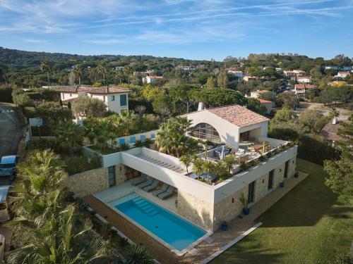 une vue aérienne d'une maison avec piscine dans l'établissement Villa Bélier, Pampelonne Beach, à Saint-Tropez