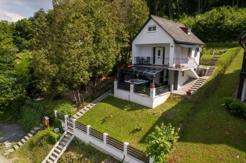 Erdőszéli Házikó szaunával és jakuzzival