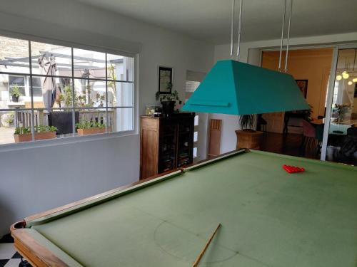 - une table de ping-pong dans le salon dans l'établissement Les chambres d'ACCO té, à Saint-Nicolas-du-Pélem