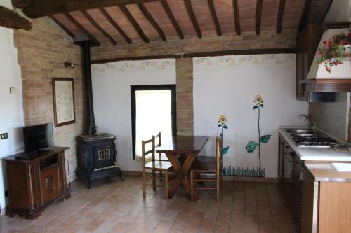 Kuchyň nebo kuchyňský kout v ubytování Agriturismo La Grotta Di Montecchino