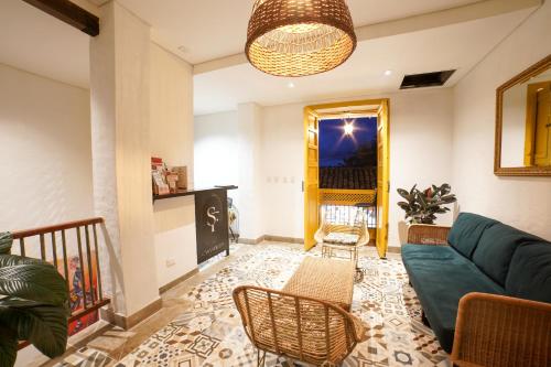 a living room with a green couch and chairs at Casa Serafin Hotel in Salento