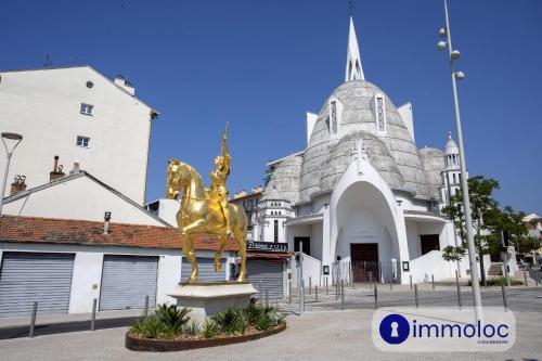 une statue de deux chevaux devant un bâtiment dans l'établissement Apartment neighborhood Liberation, à Nice