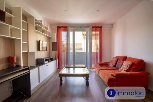 un salon avec un canapé et une table dans l'établissement Apartment neighborhood Liberation, à Nice