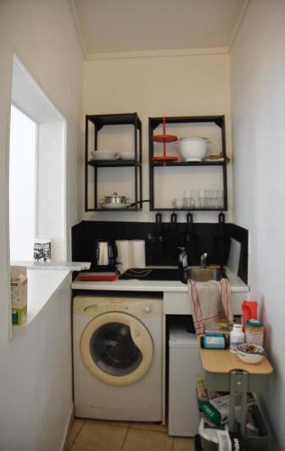 une cuisine avec un lave-linge et un lave-linge dans l'établissement Appartement Buttes Chaumont, à Paris