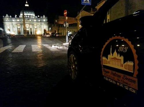 ein Auto, das nachts auf einer Stadtstraße parkt in der Unterkunft Gloria Vatican Bijou in Rom