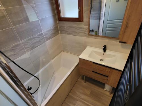 a bathroom with a tub and a sink and a shower at Charmant Chalet Mitoyen 3 Pièces 6 Pers. avec Terrasse - Station Superdevoluy (Proche Pistes) - FR-1-504-468 in Superdevoluy