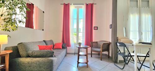 Cocoon Moderne, Close to Train Station & Shops