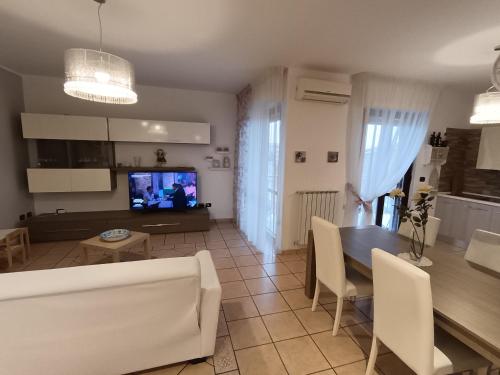 a kitchen and living room with a table and chairs at Appartamento Raf&Ste in Campomarino