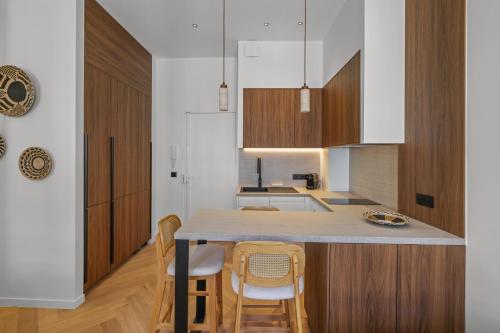 une cuisine avec une table et des chaises dans une pièce dans l'établissement Élégant situé proche du palais, à Cannes