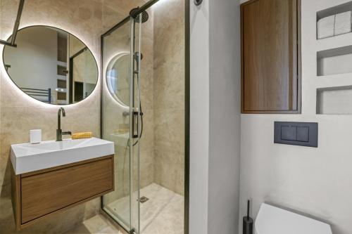 une salle de bain avec un lavabo et une douche dans l'établissement Élégant situé proche du palais, à Cannes