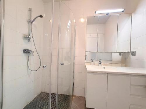 une salle de bain avec douche et lavabo dans l'établissement L'Écrin de la Rostagne, à Antibes