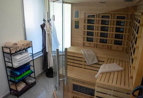 クラピナにあるApartman Laraの部屋に階段があるサウナ