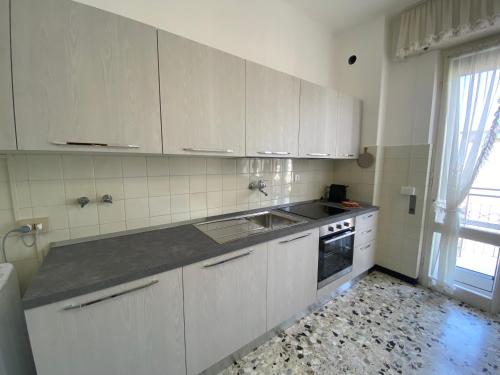 Cucina o angolo cottura di Ampio appartamento vista mare per 6 persone