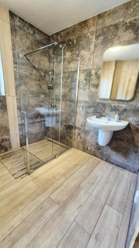 a bathroom with a shower and a sink at Penzion a restaurace Zlatovláska u zámku Červená Lhota in Jižná