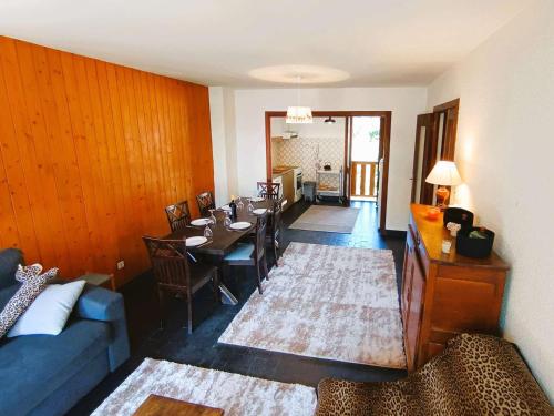 un salon avec une table et un canapé bleu dans l'établissement Appart T2 pour 6 pers. à Saint-Lary-Soulan - FR-1-457-381, à Saint-Lary-Soulan