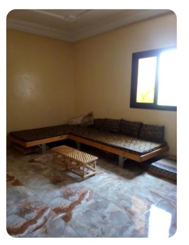 a room with two beds in the corner of a room at Maison Manour, suite, salon, bain privée in Mbour