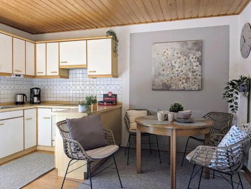 a kitchen and dining room with a table and chairs at Ferienhaus zur Altmühl - Ferienwohnungen & Gartenhäuser in Ornbau