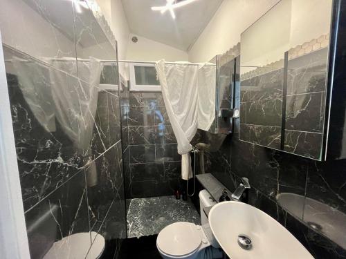 une salle de bain avec toilettes et lavabo dans l'établissement Maison 15min à pied du village de Saint Paul de Vence, à Saint-Paul-de-Vence