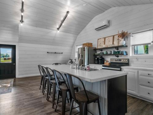Dapur atau dapur kecil di The Barn at Sharp Run-Modern Barn in the heart of Amish Country