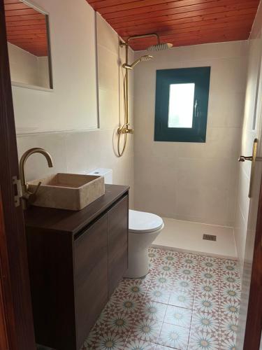 a bathroom with a sink and a toilet at Casa Goris in Merza