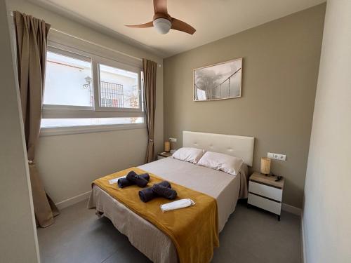 Un dormitorio con una cama con dos toallas encima. en Apartamento a 2 minutos de la playa, en Málaga