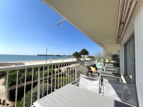 Elle comprend un balcon offrant une vue sur la plage. dans l'établissement Confortable T3, 6 couchages, terrasse et parking - Quartier Benoît, La Baule - FR-1-245-152, à La Baule