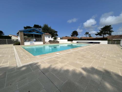 - une piscine au milieu d'un patio dans l'établissement Studio mezzanine avec jardinet et piscine à Saint-Jean-de-Monts, 4 couchages - FR-1-224C-71, à Saint-Jean-de-Monts