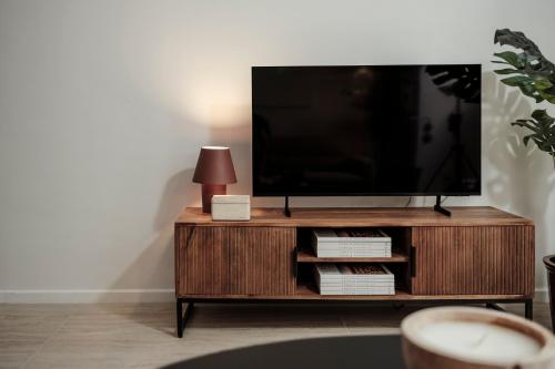 Télévision ou salle de divertissement dans l'établissement Ellul Living