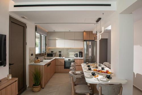 Dapur atau dapur kecil di Rodakino Mare,Beachfront & Cretan Meals by etouri