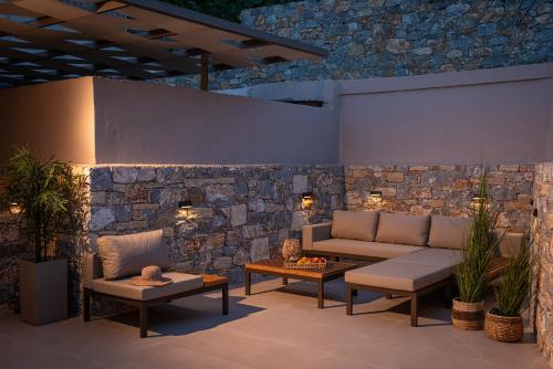 Ruang duduk di Rodakino Mare,Beachfront & Cretan Meals by etouri