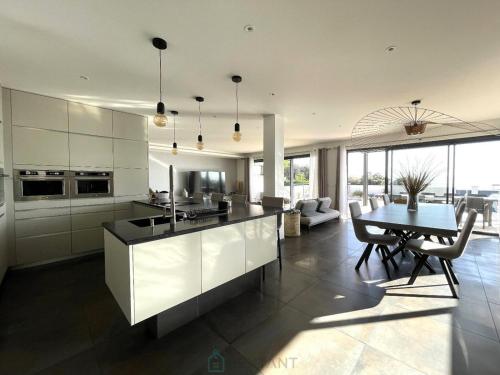 une cuisine avec une table et une salle à manger dans l'établissement Villa Baverde Luxury, à Istres