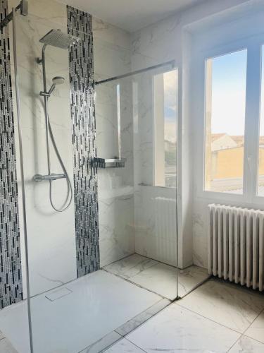 une salle de bain avec une douche avec une porte vitrée dans l'établissement Appartement d'exception avec jacuzzi 160m2, à Pertuis