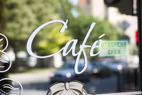 un cartello su una finestra che recita "Air Detroit Open" di Corner House a Lovech