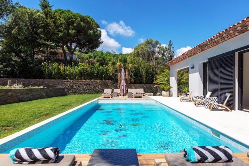 une piscine dans l'arrière-cour d'une maison dans l'établissement Villa Le Tourmentin, à Saint-Tropez