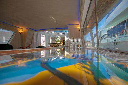 - une grande piscine dans une chambre d'hôtel dans l'établissement Superbe Expérience à bord!, à Menton