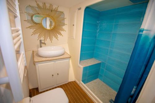 une salle de bain avec un lavabo et une douche dans l'établissement Superbe Expérience à bord!, à Menton