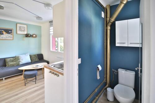 une salle de bain avec toilettes et lavabo dans une chambre dans l'établissement A cozy hideaway just 20 minutes from Paris, à Sartrouville