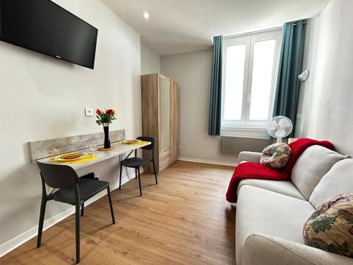 un salon avec un canapé et une table dans l'établissement Soif de Limoges, cosy en hypercentre, à Limoges