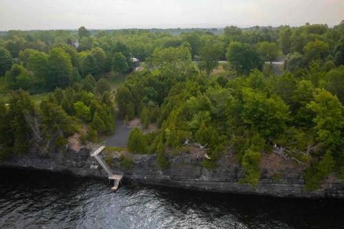 una vista aerea di un ponte sul fiume di Tradstuga modern lakefront tree cottage with sauna a North Hero