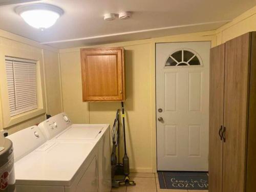 プンタ・ゴーダにあるEntire Punta Gorda Home Sleeps 7 Close to US-41 & I-75の白いカウンターと白いドア付きのキッチン