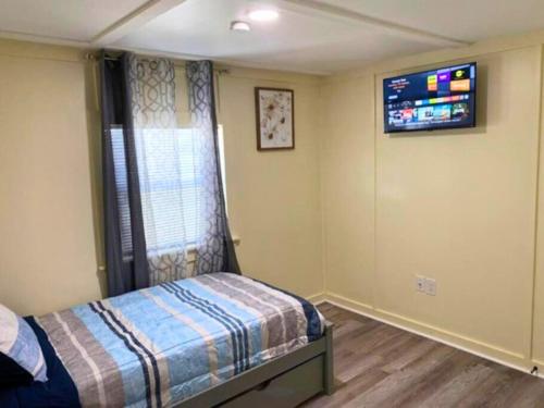 Entire Punta Gorda Home Sleeps 7 Close to US-41 & I-75にあるベッド